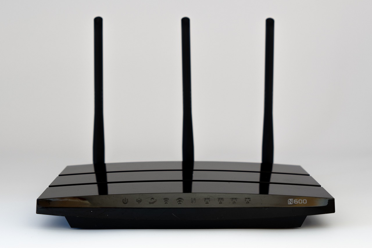 Home broadband router with antennas on a desk